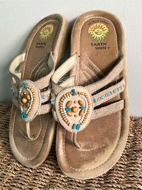 Earth Shoe Beige Beaded Thong Sandals Size 6.5